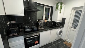 Microwave, oven, stovetop, dishwasher - Tranquil Hideaway 3-BR Home w/Garden&Free Parking (Romford)