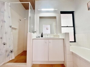 Shower, towels - Villa Blanca, Kalbarri WA (Kalbarri)