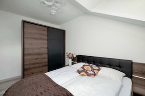 Strykjärn/strykbräda, resesäng, wi-fi och sängkläder