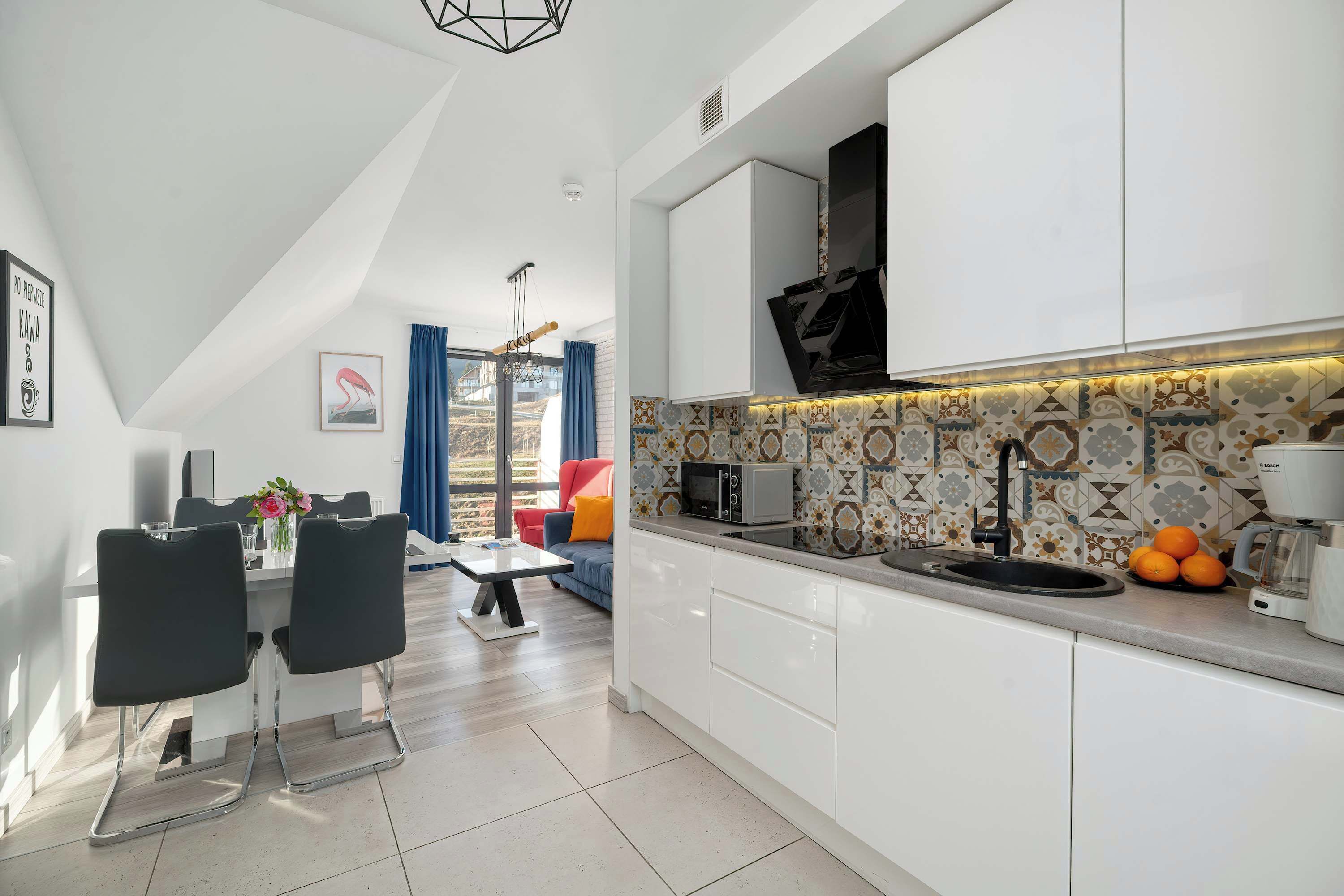 Kylskåp, mikrovågsugn, spishäll och diskmaskin