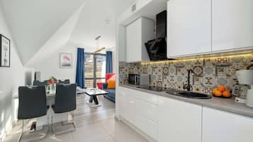 Réfrigérateur, micro-ondes, plaque de cuisson, lave-vaisselle