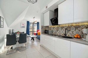 Kylskåp, mikrovågsugn, spishäll och diskmaskin