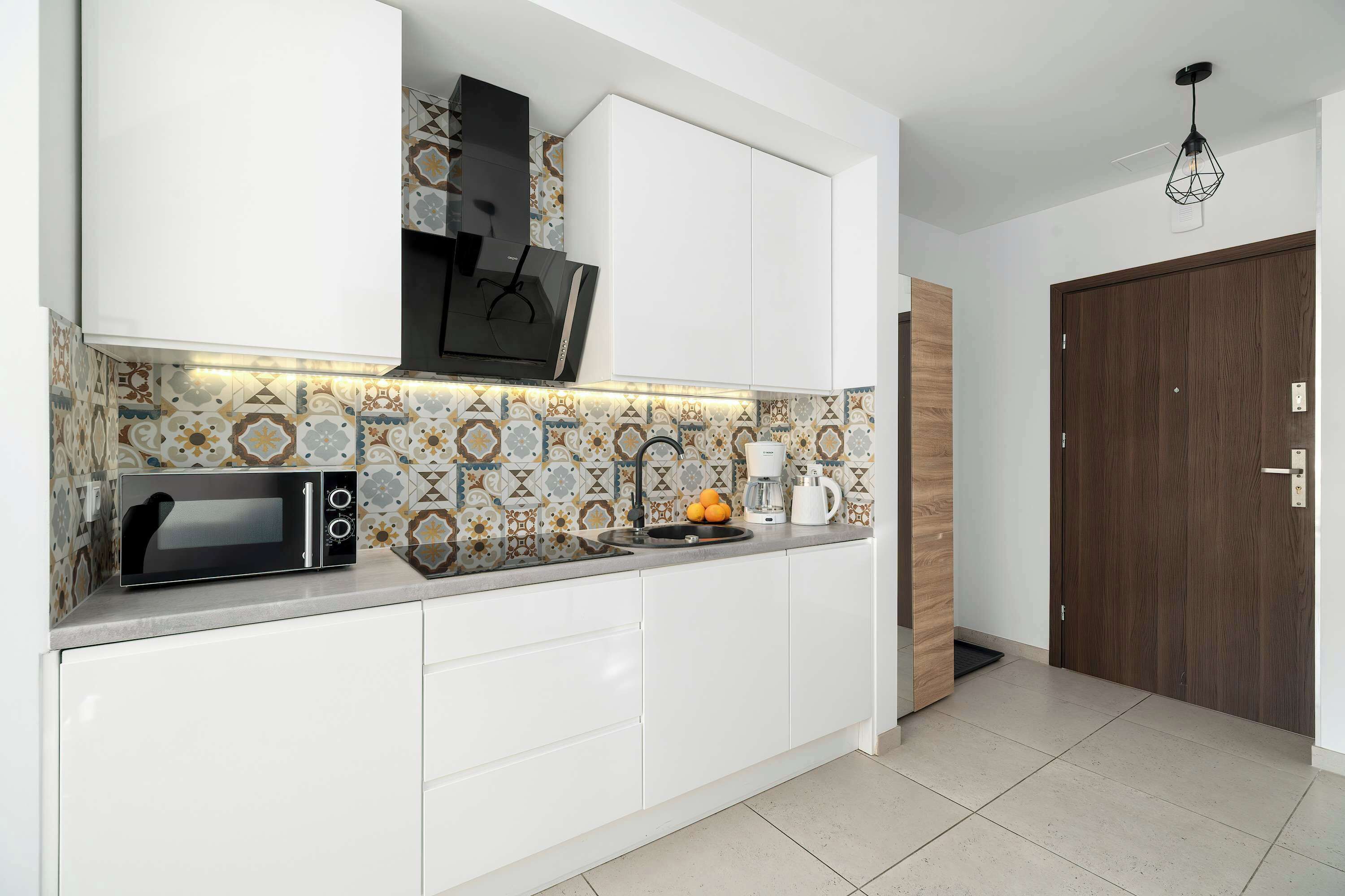 Kylskåp, mikrovågsugn, spishäll och diskmaskin