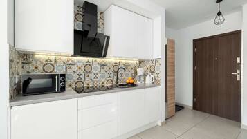 Réfrigérateur, micro-ondes, plaque de cuisson, lave-vaisselle