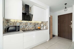 Kylskåp, mikrovågsugn, spishäll och diskmaskin