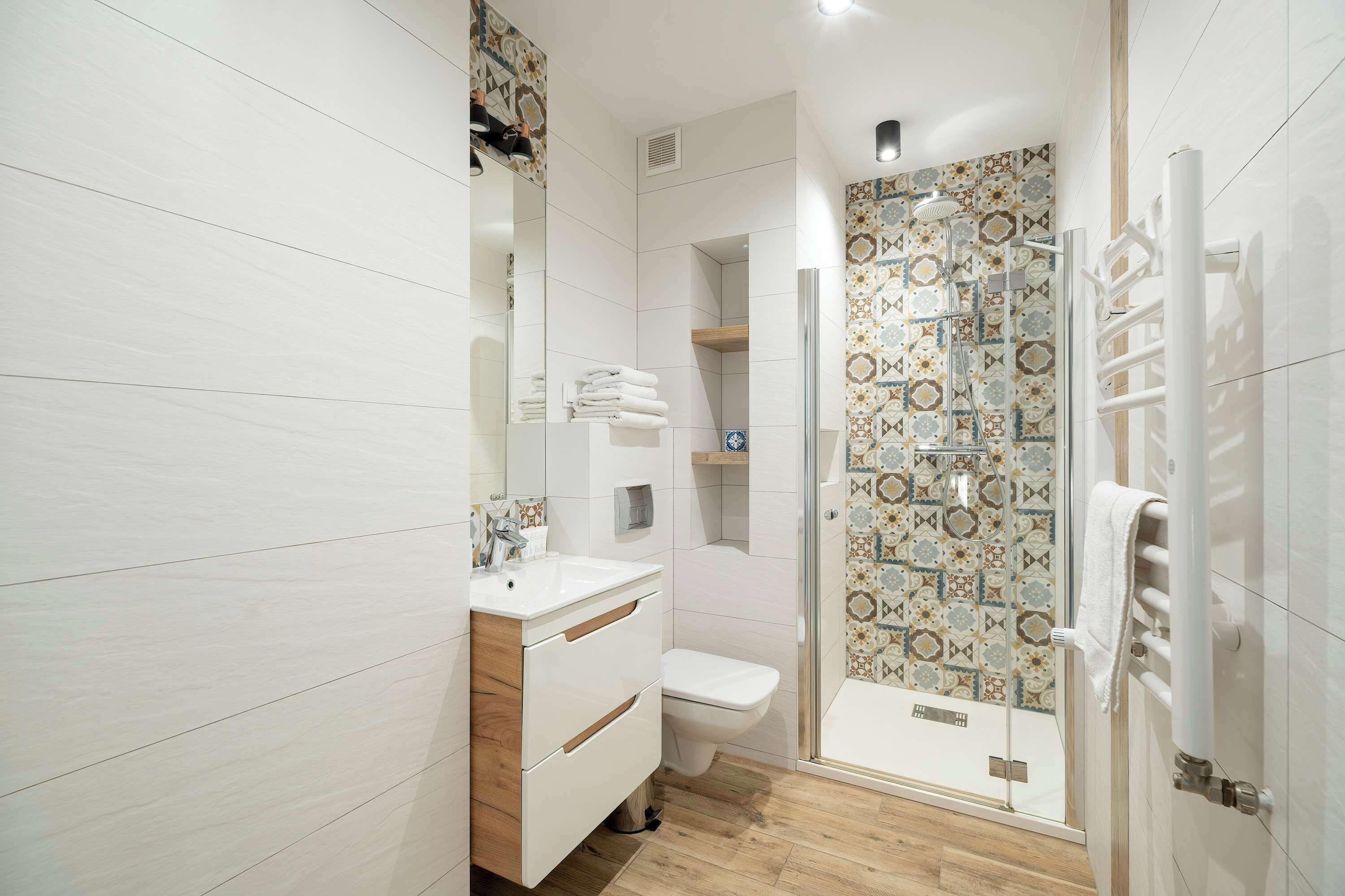 Shower, hair dryer, towels, shampoo