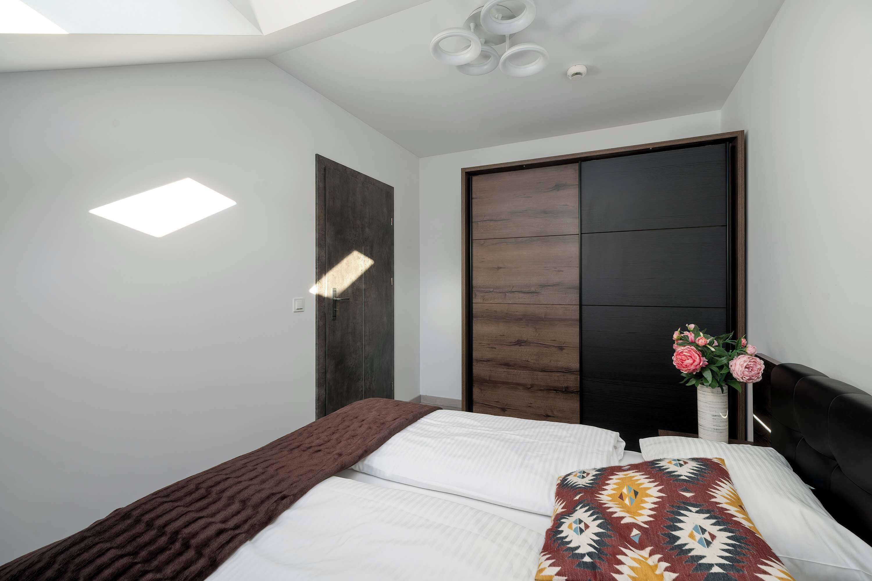 Een strijkplank/strijkijzer, reisbedje, wifi, beddengoed