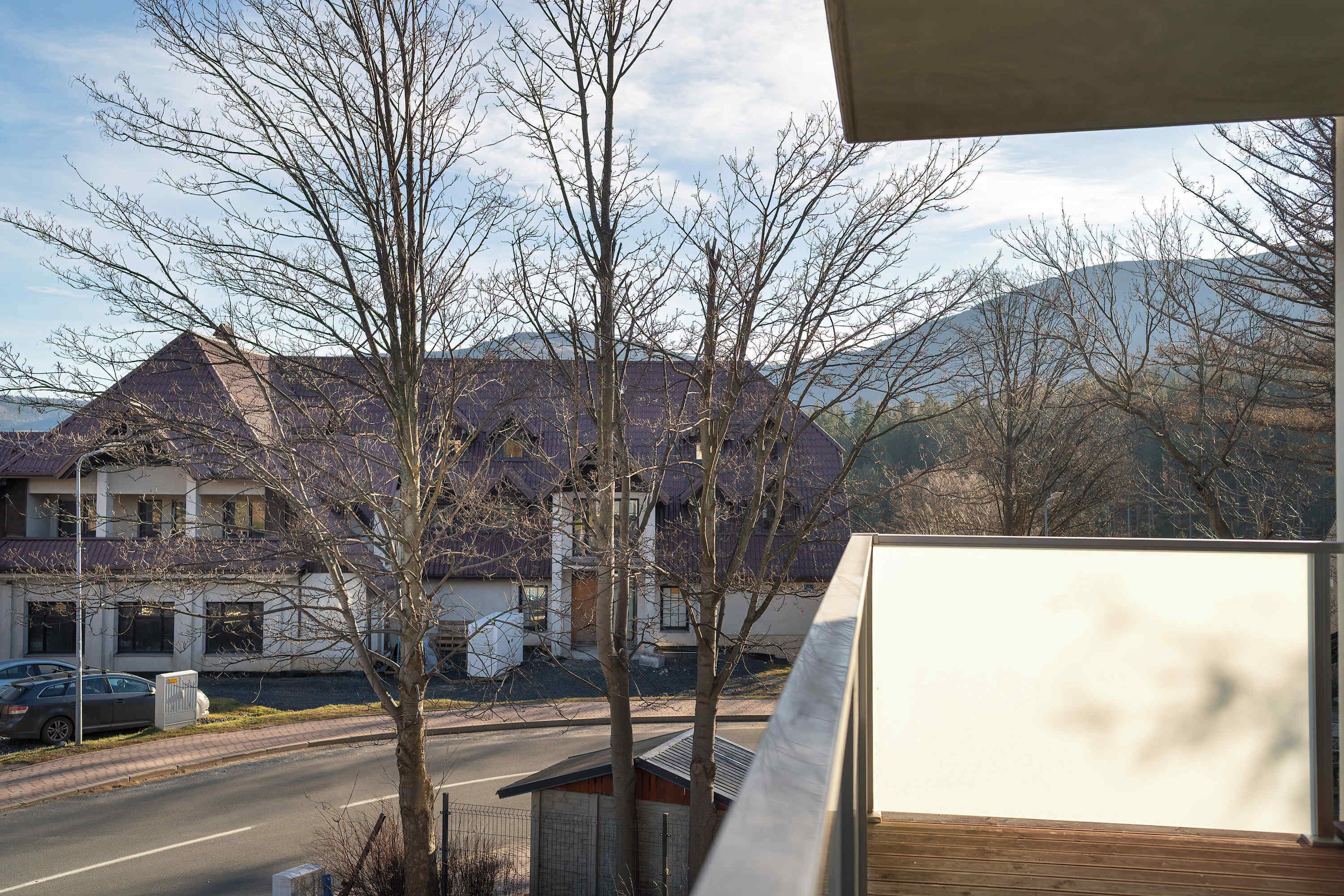 Ein Wohngebiet mit Häusern, einer Straße und einem Berg im Hintergrund.