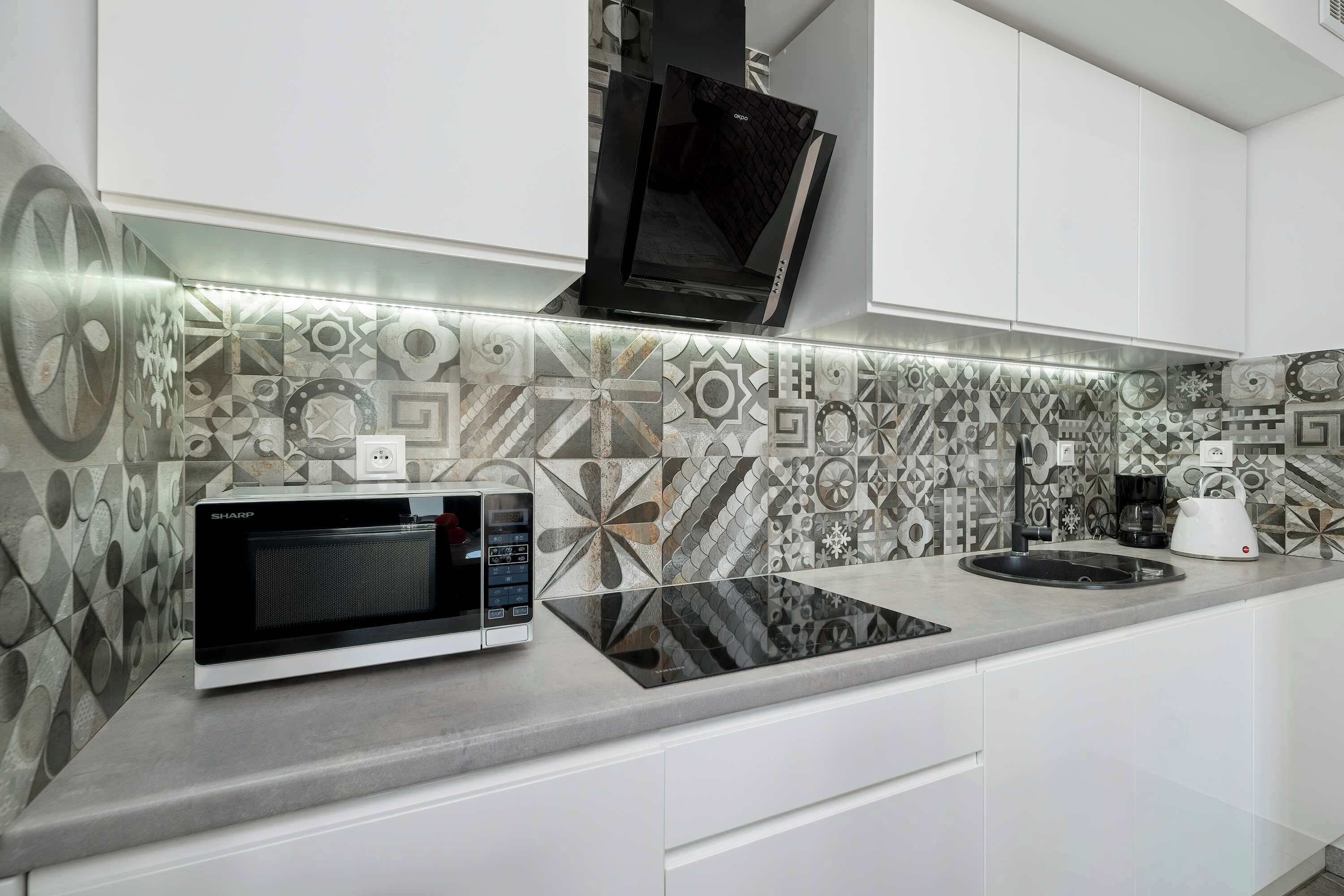 Kylskåp, mikrovågsugn, spishäll och diskmaskin