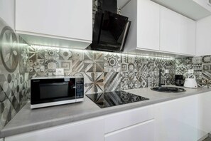 Kylskåp, mikrovågsugn, spishäll och diskmaskin