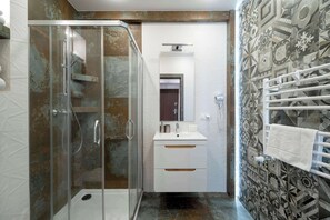Douche, sèche-cheveux, serviettes fournies, shampoing
