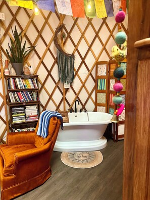 Regadera, toallas, jabón, papel de baño 