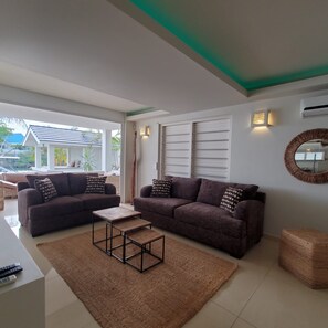 TV - Villa del Mare - Waterfront Villa (Willemstad)