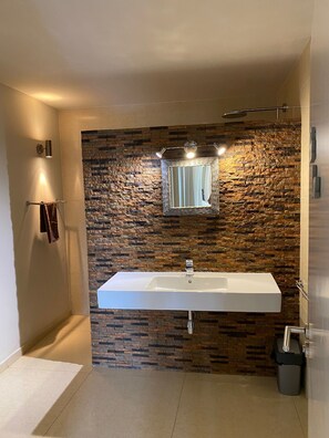 Shower, hair dryer, towels - Villa del Mare - Waterfront Villa (Willemstad)