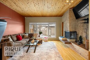 Smart TV y chimenea 