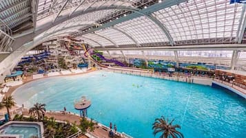 Una piscina al aire libre, una piscina climatizada