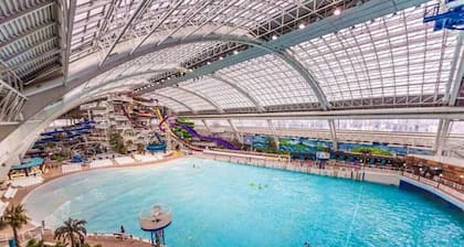 Urban Oasis - w/16x8ft Swim Spa - Heated Hot Tub & Pool in one - Pet Friendly!