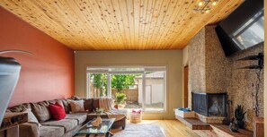 Smart TV, fireplace - Urban Oasis - Heated Pool/Hot Tub - Steam Shower - Pets (Edmonton)