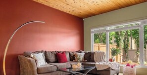 Smart TV, fireplace - Urban Oasis - Heated Pool/Hot Tub - Steam Shower - Pets (Edmonton)