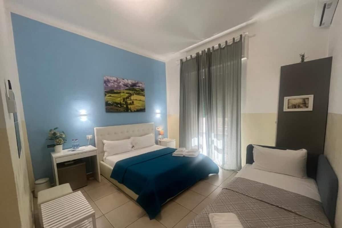 Kolmen hengen huone, oma kylpyhuone, kaupunkinäköala