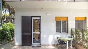 Outdoor dining - Modern Accommodation With a Lovely Patio (Eraclea)