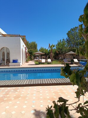 Pool - 8 km from Essaouira, large villa with heated pool and wellness area (Ghazoua)