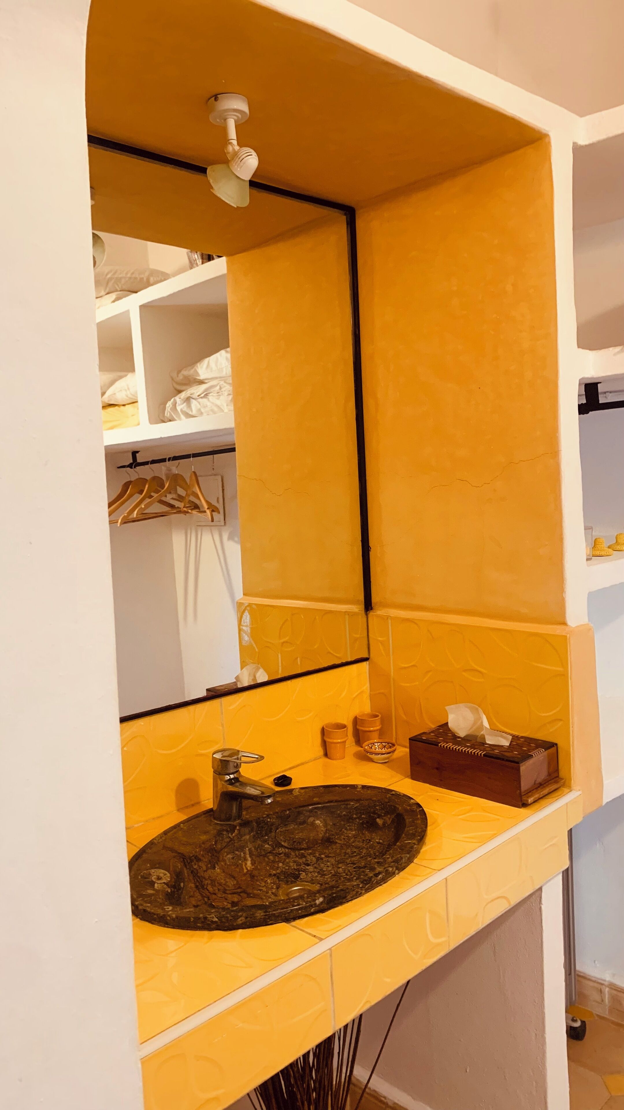 Suihku, hiustenkuivaaja, bidee, pyyhkeet