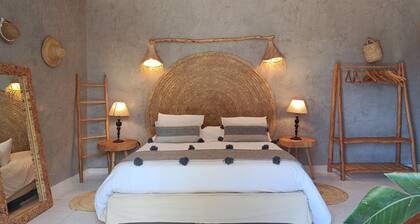 8 km from Essaouira, large villa with heated pool and wellness area