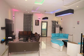 Living room - Luxurious Duplex in Oredo, Benin City - Perfect for Families and Groups (Benin City)