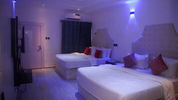 Apartment, Multiple Bedrooms, Smoking, Balcony | Living room