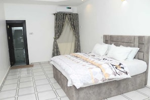 12 bedrooms - Luxurious Duplex in Oredo, Benin City - Perfect for Families and Groups (Benin City)
