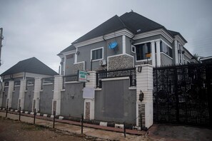 Apartamento, vários quartos, para fumantes, sacada | Fachada