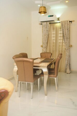 Appartamento, camere multiple, fumatori, balcone | Sala da pranzo