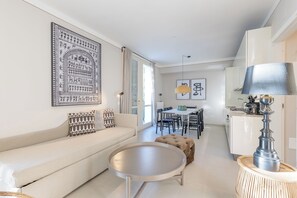 21-inch Smart TV with satellite channels - Pl-villas 2 Bedrooms Deluxe 4pax (Porlezza)