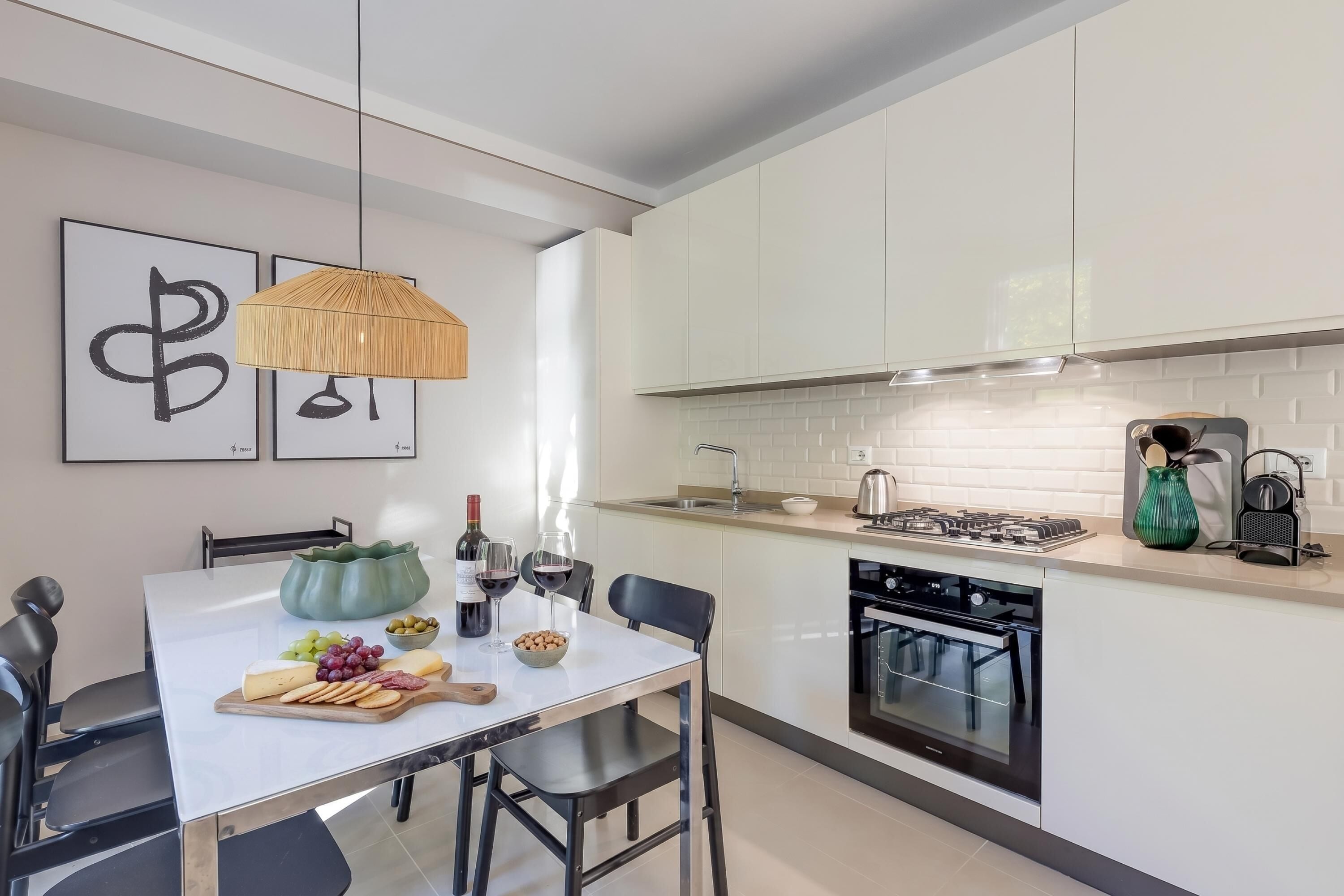 Appartement familial, plusieurs chambres, au bord du lac (PL-Villas 2 bedrooms Deluxe 4pax) | Cuisine privée | Réfrigérateur, four à micro-ondes, surface de cuisson, lave-vaisselle
