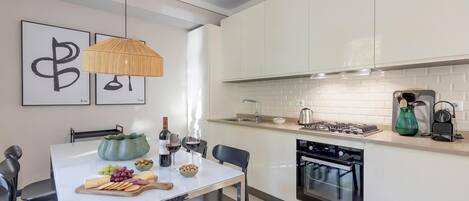 Appartement familial, plusieurs chambres, au bord du lac (PL-Villas 2 bedrooms Deluxe 4pax) | Cuisine privée | Réfrigérateur, four à micro-ondes, surface de cuisson, lave-vaisselle