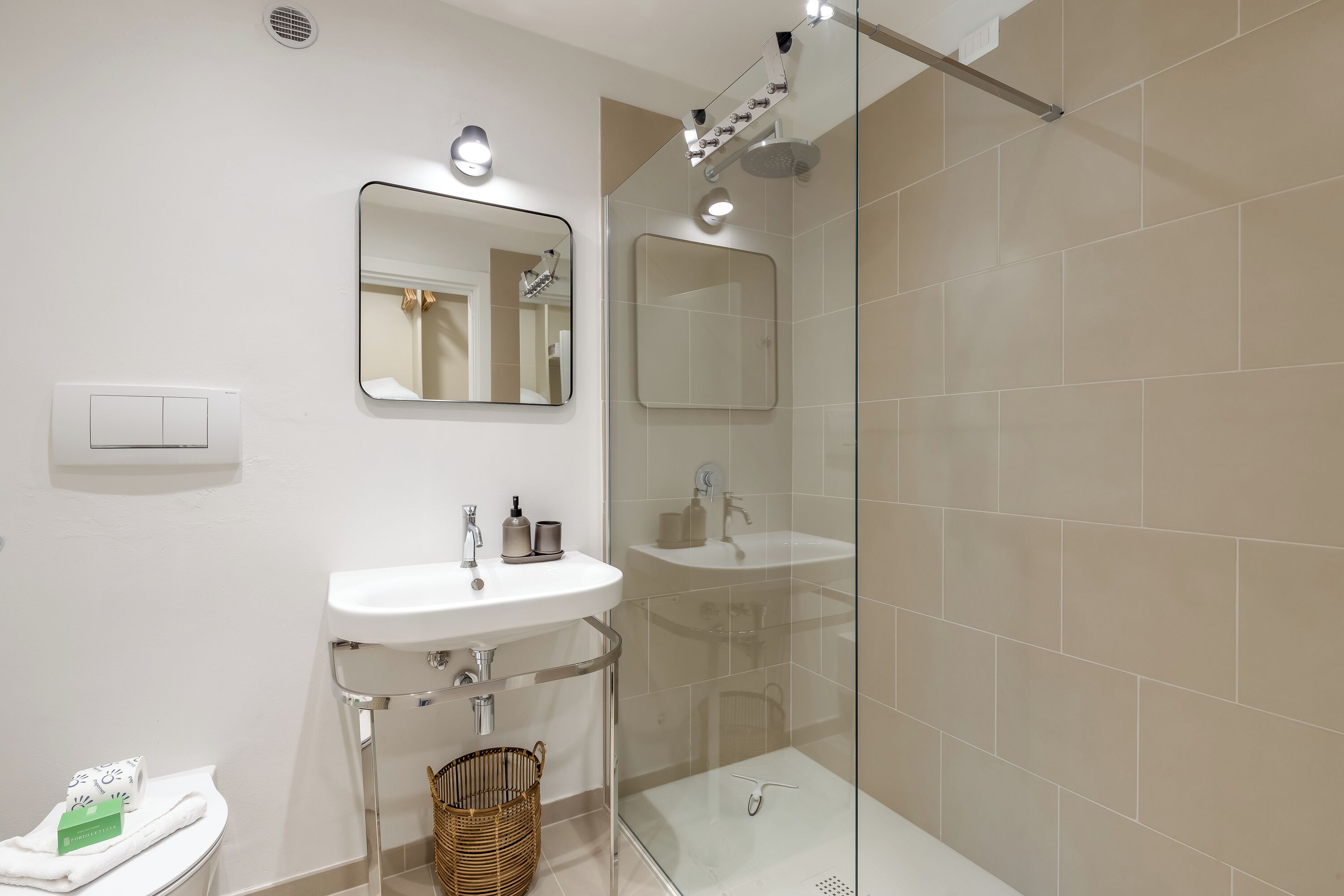 Familienapartment, Mehrere Schlafzimmer, Seeseite (PL-Villas 2 bedrooms Deluxe 4pax) | Badezimmer | Dusche, Handtücher, Seife, Shampoo