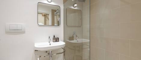 Familienapartment, Mehrere Schlafzimmer, Seeseite (PL-Villas 2 bedrooms Deluxe 4pax) | Badezimmer | Dusche, Handtücher, Seife, Shampoo