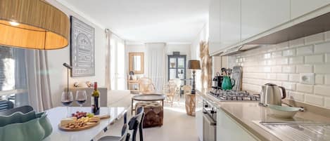 Familienapartment, Mehrere Schlafzimmer, Seeseite (PL-Villas 2 bedrooms Deluxe 4pax) | Eigene Küche | Kühlschrank, Mikrowelle, Herdplatte, Geschirrspüler