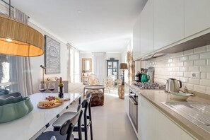 Familienapartment, 2 Schlafzimmer, Balkon, Seeseite (PL-Villas 2 bedrooms Deluxe 4pax) | Eigene Küche