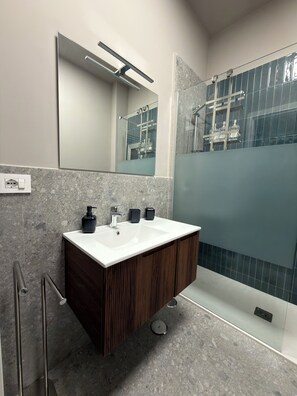 Shower, hair dryer, bidet, towels - Domis in the heart of the historic center of Naples (Napoli)