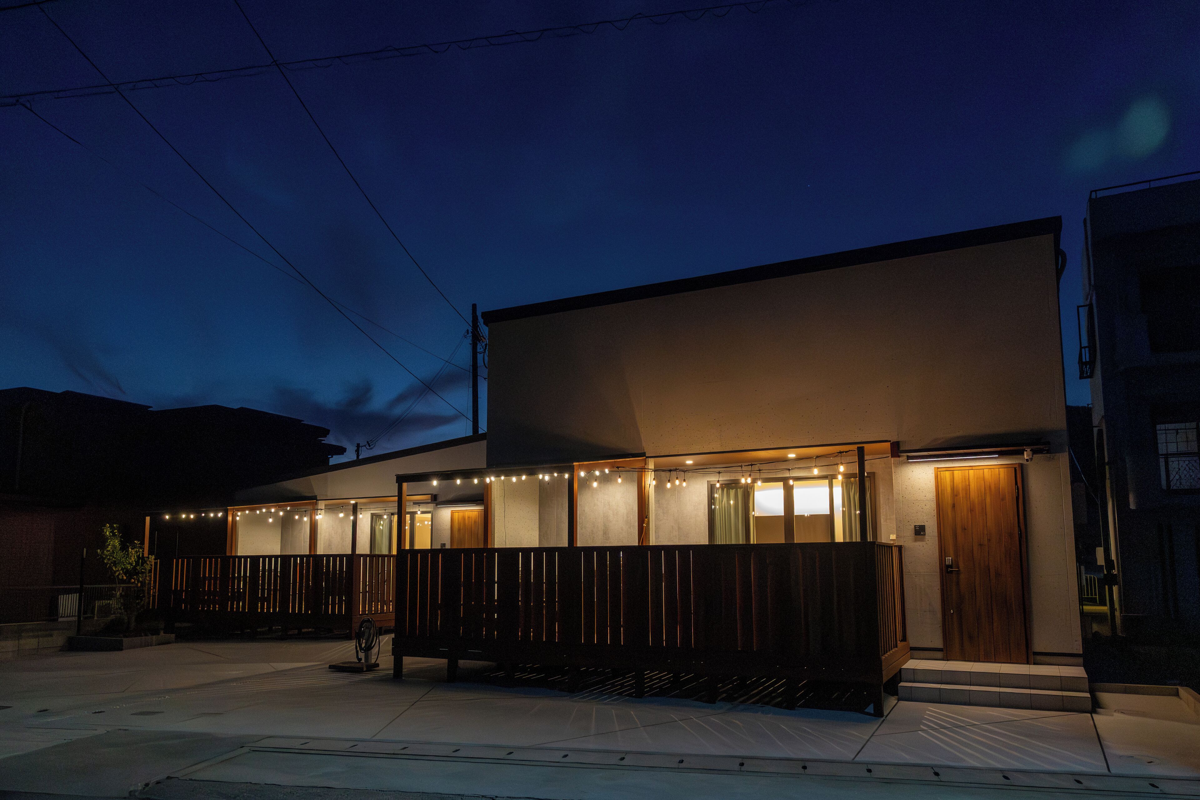 施設の正面 (日没後)