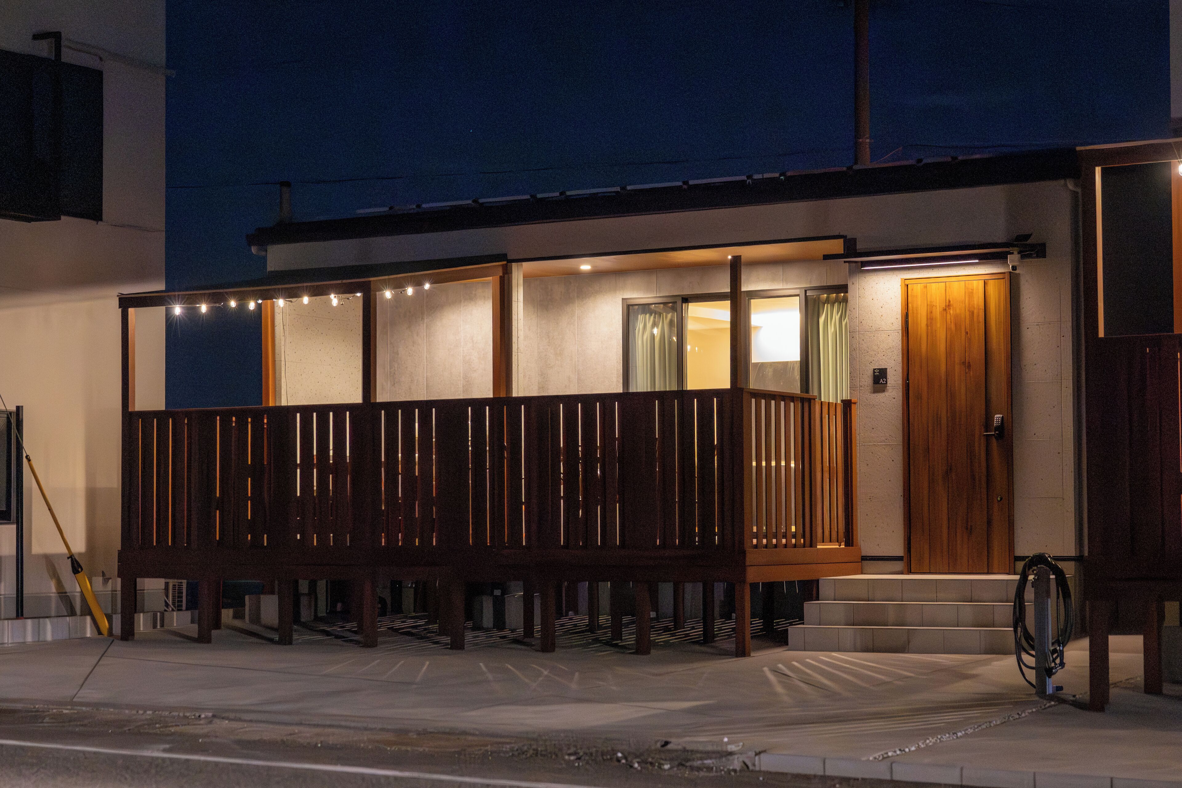 Bagian depan properti - sore/malam