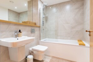 Secadora de cabello, toallas, papel de baño 