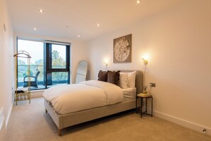 Iron/ironing board, WiFi, bed sheets - Spacious 2-Bed Apartment, Free Parking & Contractor Friendly (Leeds)