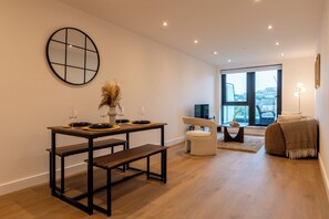 Dining - Spacious 2-Bed Apartment, Free Parking & Contractor Friendly (Leeds)