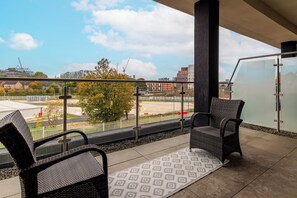 Property grounds - Spacious 2-Bed Apartment, Free Parking & Contractor Friendly (Leeds)