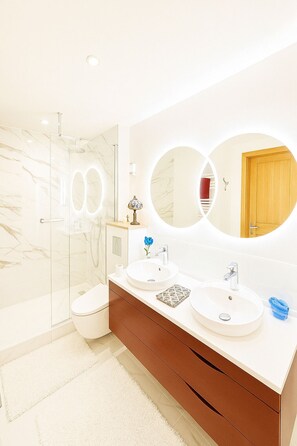 Shower, hair dryer, towels, soap - Like a Parisian in the middle of Paris (Paris)