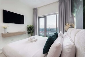 Iron/ironing board, WiFi, bed sheets - Free housekeeping visits during your stay - StayShort - Modern 1BR in Prime Business Bay 4 Guests (Business Bay)