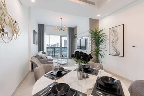 Dining - Free housekeeping visits during your stay - StayShort - Modern 1BR in Prime Business Bay 4 Guests (Business Bay)